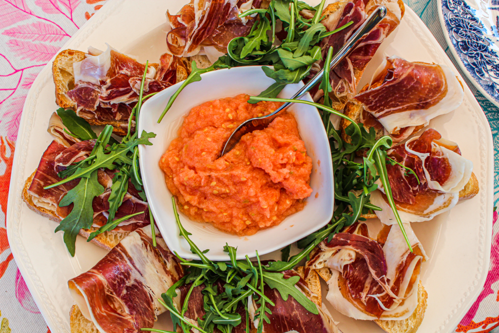 Spansk tapas, traditionel madkultur fra Spanien, oplevelser i spanske tapasbarer, madkultur i Madrid, tapas som livsstil i Spanien, spansk gastronomi, must-try mad i Spanien, Sjove fakta om Spanien, overraskende ting om Spanien, sjove og anderledes oplevelser i spansk kultur, fakta du ikke vidste om Spanien,