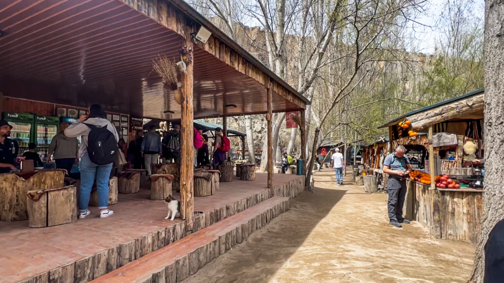 Ihlara-dalen, vulkansk kløft i Kappadokien, naturskønt vandreområde i Aksaray-provinsen, klippekirker og byzantinsk arv, tidlig kristendom i Anatolien, hulekirker med farverige fresker, Melendiz-floden gennem frodig dal, populære seværdigheder som Ağaçaltı, Yılanlı og Sümbüllü kirkerne, kirkerute med historie og natur, vandring i Kappadokien, skjult perle i det centrale Tyrkiet, kulturarv og naturforbindelse, historiske klostre og grotter i klippesider, kirker i Kappadokien, Guide til Ihlara dalen, Ihlara dalen Kappadokien,