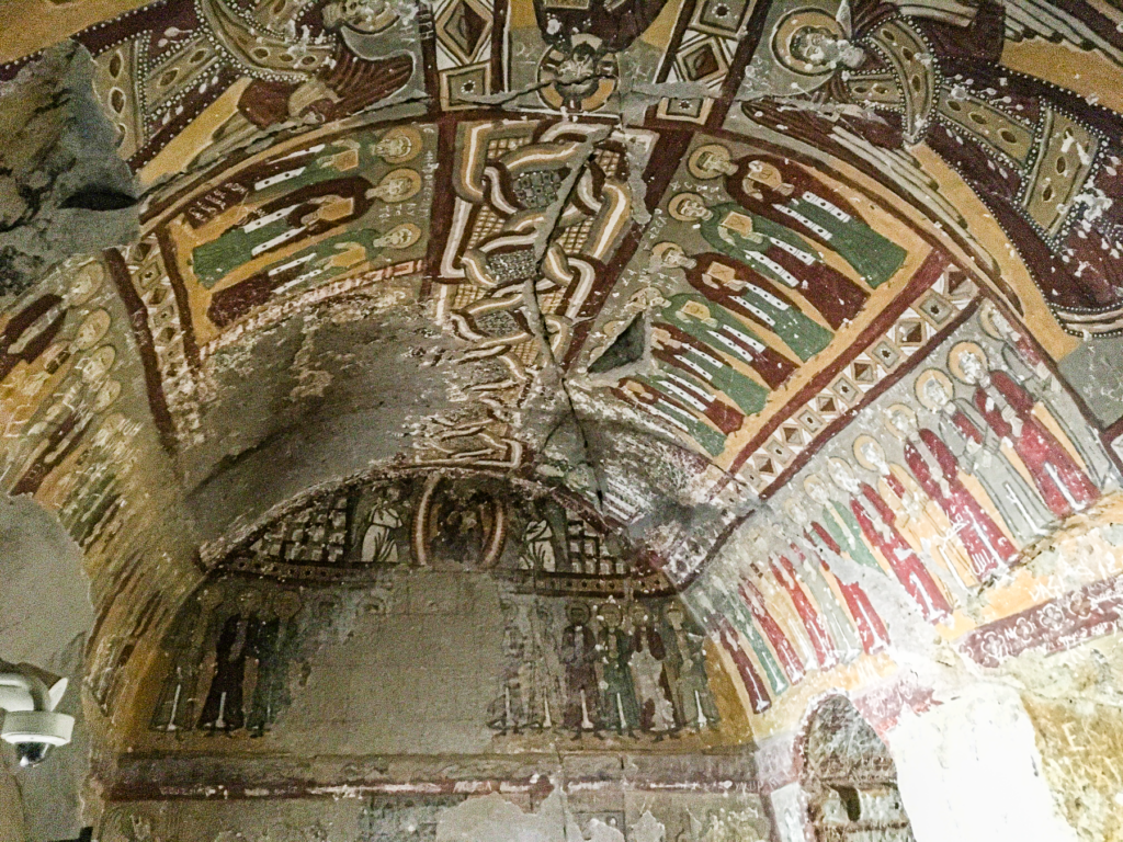 Yılanlı Kirken, Slangekirken i Ihlara-dalen, hulekirke i Kappadokien, byzantinsk kirke med fresker af helgener og slangelegender, kirkerute i Ihlara-dalen, kristen symbolik i Anatolien, Yılanlı Kilisesi Tyrkiet, fresker og kristne symboler, seværdighed i det centrale Tyrkiet, klippekirker i Anatolien, historisk kirke i vulkansk landskab, Sümbüllü Kilisesi Ihlara, kirker i Kappadokien, Guide til Ihlara dalen, Ihlara dalen Kappadokien,