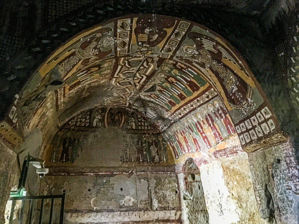 Yılanlı Kirken, Slangekirken i Ihlara-dalen, hulekirke i Kappadokien, byzantinsk kirke med fresker af helgener og slangelegender, kirkerute i Ihlara-dalen, kristen symbolik i Anatolien, Yılanlı Kilisesi Tyrkiet, fresker og kristne symboler, seværdighed i det centrale Tyrkiet, klippekirker i Anatolien, historisk kirke i vulkansk landskab, Sümbüllü Kilisesi Ihlara, kirker i Kappadokien, Guide til Ihlara dalen, Ihlara dalen Kappadokien,