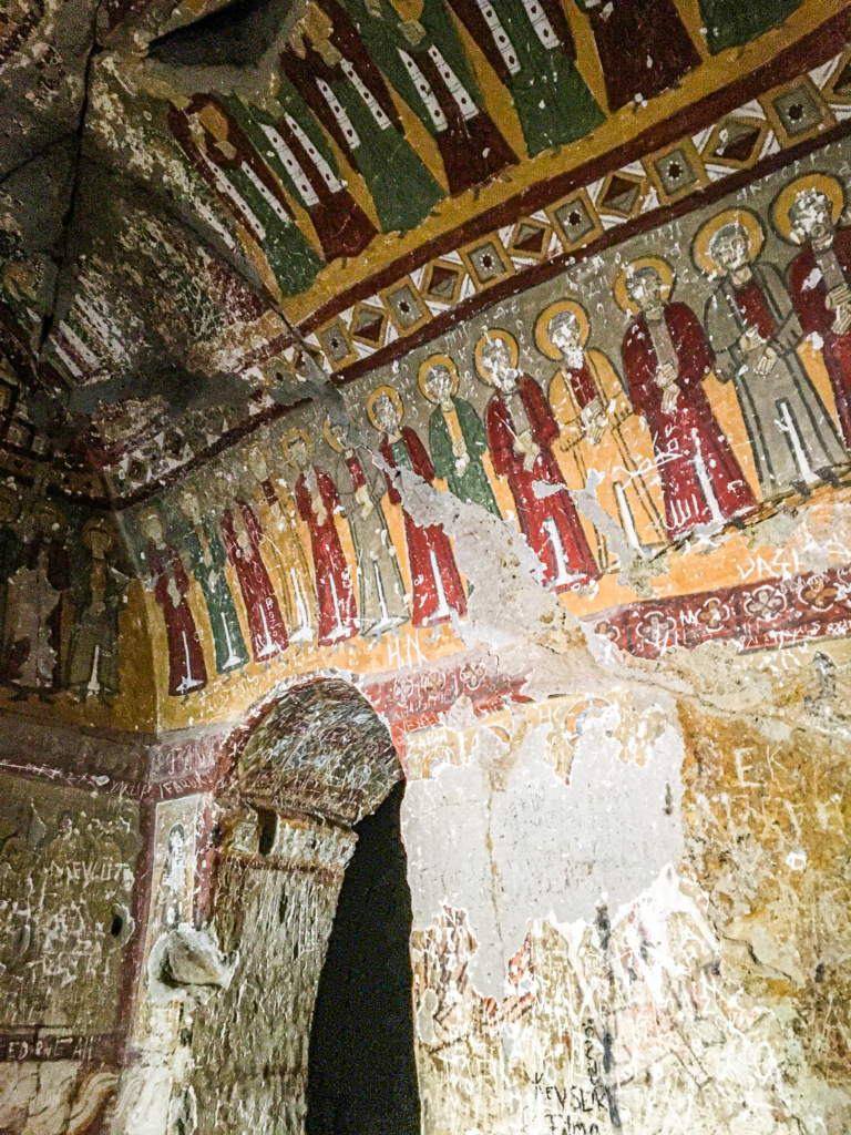 Yılanlı Kirken, Slangekirken i Ihlara-dalen, hulekirke i Kappadokien, byzantinsk kirke med fresker af helgener og slangelegender, kirkerute i Ihlara-dalen, kristen symbolik i Anatolien, Yılanlı Kilisesi Tyrkiet, fresker og kristne symboler, seværdighed i det centrale Tyrkiet, klippekirker i Anatolien, historisk kirke i vulkansk landskab, Sümbüllü Kilisesi Ihlara, kirker i Kappadokien, Guide til Ihlara dalen, Ihlara dalen Kappadokien,