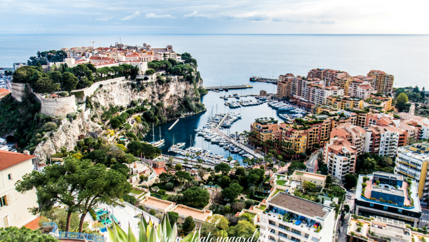 Sommerrejse til Monaco, ferie i Monaco ved Middelhavet, luksusrejse til Den Franske Riviera, seværdigheder i Monaco, Monte Carlo oplevelser, strande og sol i Monaco, rejseguide til Monaco om sommeren, kasinoer og shopping i Monaco, udsigt over havet og luksusyachter, principatet Monaco som rejsemål, eksklusiv sommerferie i Sydeuropa, Monaco som sommerdestination.