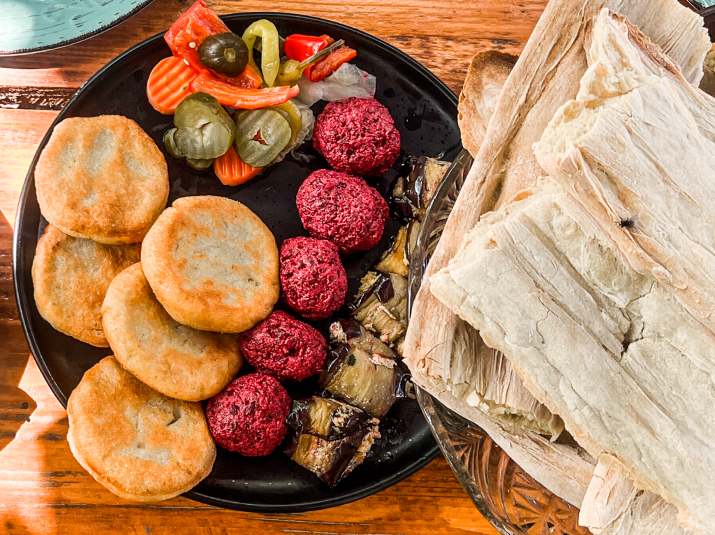 Georgisk pkhali, traditionelle georgiske forretter, spinat pkhali, rødbede pkhali, aubergine pkhali, valnøddebaserede retter fra Georgien, veganske specialiteter fra det georgiske køkken, farverige småretter med hvidløg og krydderier, klassiske forretter i en georgisk supra, sund og smagfuld georgisk mad, populære retter i Georgien, oplev det autentiske georgiske køkken med pkhali.