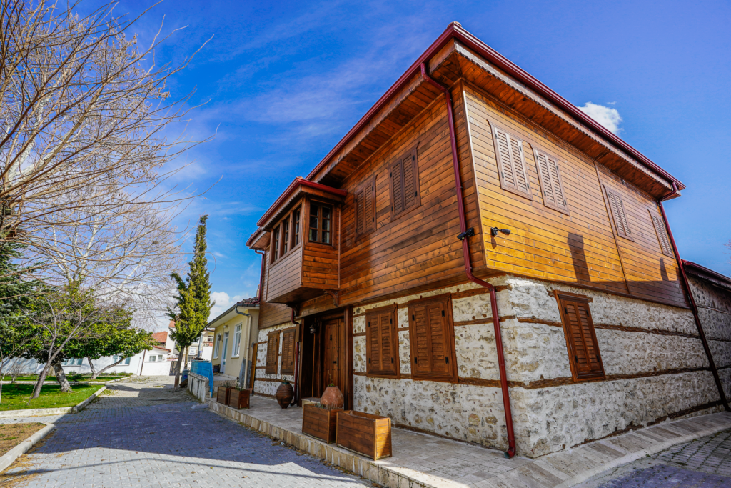 Seværdigheder i Isparta, oplevelser i Isparta Tyrkiet, rosensæson i Isparta, lavendelmarker i Kuyucak, Eğirdir Søen, Davraz Ski Resort, historiske ruiner i Antiokheia Pisidia, naturoplevelser i det sydlige Tyrkiet, kulturelle seværdigheder i Isparta, rejseguide til Isparta, spændende steder at besøge i Isparta-regionen, Eğirdir i Isparta, Eğirdir Søen, naturoplevelser i Tyrkiet, sø og bjerge i Isparta-provinsen, fiskerlandsby ved Eğirdir, seværdigheder i Isparta, Eğirdir halvø og gamle bydel, fredelig ferie i det sydlige Tyrkiet, oplevelser ved søen, natur og afslapning i Tyrkiet, rejseguide til Eğirdir