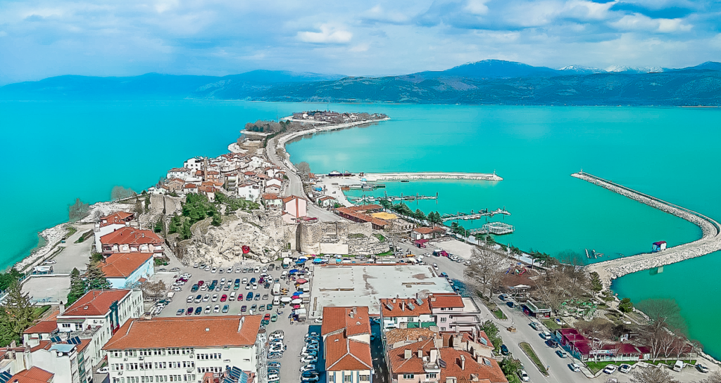 Seværdigheder i Isparta, oplevelser i Isparta Tyrkiet, rosensæson i Isparta, lavendelmarker i Kuyucak, Eğirdir Søen, Davraz Ski Resort, historiske ruiner i Antiokheia Pisidia, naturoplevelser i det sydlige Tyrkiet, kulturelle seværdigheder i Isparta, rejseguide til Isparta, spændende steder at besøge i Isparta-regionen, Eğirdir i Isparta, Eğirdir Søen, naturoplevelser i Tyrkiet, sø og bjerge i Isparta-provinsen, fiskerlandsby ved Eğirdir, seværdigheder i Isparta, Eğirdir halvø og gamle bydel, fredelig ferie i det sydlige Tyrkiet, oplevelser ved søen, natur og afslapning i Tyrkiet, rejseguide til Eğirdir