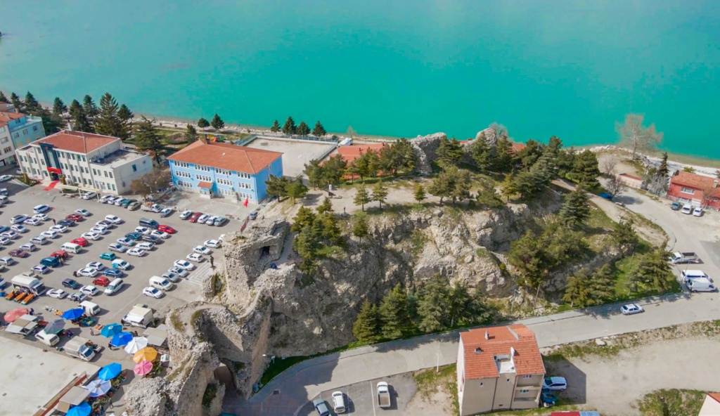 Seværdigheder i Isparta, oplevelser i Isparta Tyrkiet, rosensæson i Isparta, lavendelmarker i Kuyucak, Eğirdir Søen, Davraz Ski Resort, historiske ruiner i Antiokheia Pisidia, naturoplevelser i det sydlige Tyrkiet, kulturelle seværdigheder i Isparta, rejseguide til Isparta, spændende steder at besøge i Isparta-regionen, Eğirdir i Isparta, Eğirdir Søen, naturoplevelser i Tyrkiet, sø og bjerge i Isparta-provinsen, fiskerlandsby ved Eğirdir, seværdigheder i Isparta, Eğirdir halvø og gamle bydel, fredelig ferie i det sydlige Tyrkiet, oplevelser ved søen, natur og afslapning i Tyrkiet, rejseguide til Eğirdir