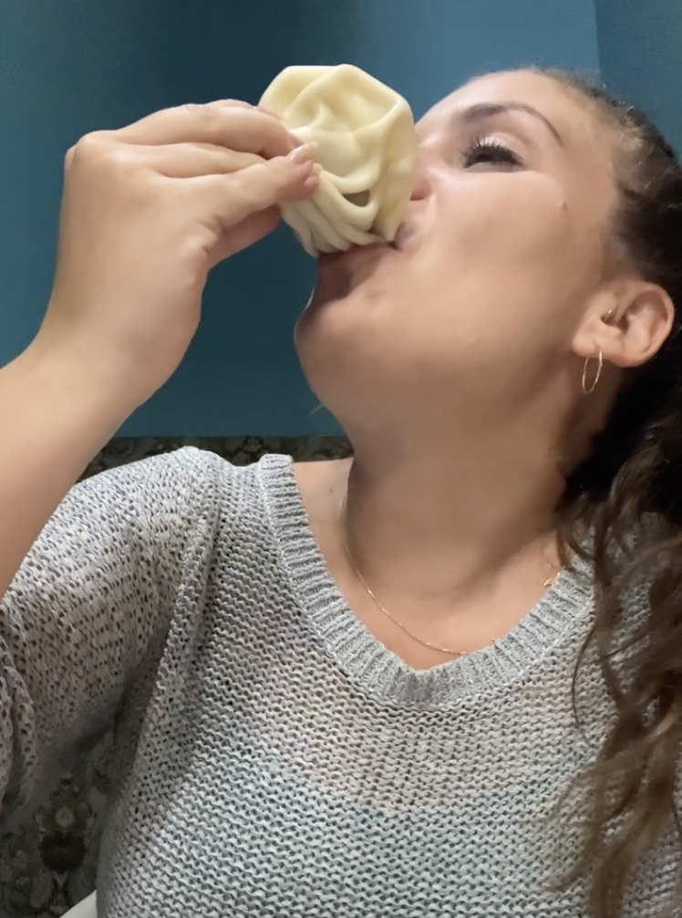 Opskrift på Klassisk Georgisk Dumpling – Khinkali Når man rejser i Georgien, er der én ret, man næsten ikke kan undgå at støde på – de ikoniske Khinkali. Den georgisk delikatesse, Khinkali, er en vidunderlig dumpling, der kombinerer en saftig kødfyldning med en smagfuld bouillon. De er både en kulinarisk oplevelse og en vigtig del af den georgiske madkultur. Jeg smagte dem første gang under min første rejse til Georgien og siden har jeg spist utallige af dem, med alle former for fyld. Med tiden blev min kærlighed til de georgiske khinkalis så stor, at jeg Her deler jeg min opskrift på de klassiske Khinkali, så du selv kan prøve kræfter med at lave dem derhjemme – og få en bid af Georgien i dit eget køkken. Ingredienser Dej • 12 dl mel • 3 dl lunkent vand • 1 teskefuld salt Du kan også bruge færdige dumpling-dejplader Fyld • 500 g hakket kød (okse, lam, svin eller en blanding) • 1 stort løg (finthakket) • 2 tsk chiliflager eller pulver • 2 tsk salt • 2 tsk peber • 2 tsk spidskommen • 2 tsk koriander Fremgangsmåde Forbered dejen: Hæld vand og salt i melet og ælt det godt. Dejen skal være fast. Dæk dejen og stil den i køleskabet i 2 timer. Ælt den derefter igen og lad den hvile yderligere 1 time. Tag dejen ud, rul den ud til ca. 1 cm tykkelse, og skær den i 20 portioner. Rul hver portion ud til en cirkel på 13-15 cm i diameter. Lav fyldet: Bland det hakkede kød med løg, krydderier og en smule vand for at skabe en saftig fyldning. Fyld og form dumplings: Læg en stor skefuld fyld i midten af hver dejcirkel. Saml kanterne og fold dem omhyggeligt for at lave små "folder", indtil dumplingen er lukket i en rørform. Drej og fjern overskydende dej for at forsegle toppen, så den ikke åbner sig når de koges. Kogning: Når alle khinkalis er samlet, så bringes en stor gryde med saltet vand i kog. Drop khinkalierne/dumplingsene forsigtigt i vandet og rør rundt for at undgå, at de klistrer sammen. Kog dem i ca. 7 minutter, indtil de flyder op til toppen af vandet. Så snart de er taget op ad det kogende vand er de klar til servering. Hvordan man spiser Khinkali Ligesom der er en helt speciel teknik til hvordan man laver khinkali, så er der også en helt bestemt teknik til hvordan man spiser de georgiske dumplings. For at spise khinkali på georgisk manér gør du følgende: • Hold dumplingen i den øverste foldede del og vend den på hoveder, så den ligner en svamp. • Tag en lille bid af siden og sug bouillonen ud. Husk at suge væsken ud så snart du har taget en bid, eller løber væsken ud over det hele. • Spis resten, men lad den øverste "knude" ligge – den anses for at være et "håndtag" og spises normalt ikke, selvom man godt kan. Georgisk opskrift, opskrifter på Georgisk mad, georgisk hovedret, georgiske madguide, madguide fra Georgien, georgisk mad du skal smage, georgisk mad, mad fra Georgien, madguide fra Georgien, georgisk mad du skal smage, Khinkali, traditionel georgisk dumpling, nationalret i Georgien, saftige dumplings med krydret kød, Khinkali fra Tbilisi, georgisk madkultur, håndlavede dumplings med bouillonfyld, oplevelser i georgisk køkken, must-try ret i Georgien, georgisk comfort food, Khinkali spises med hænder,