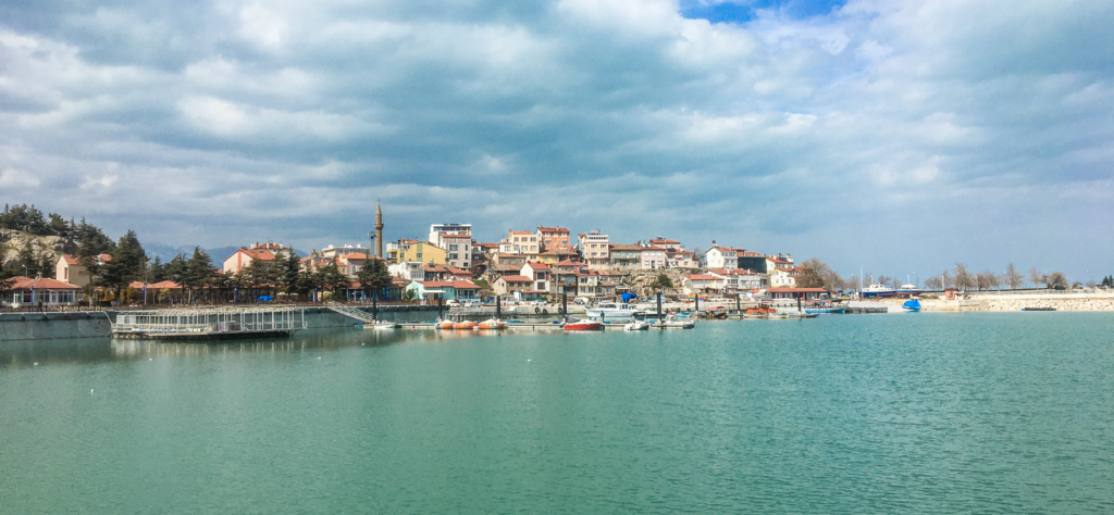 Seværdigheder i Isparta, oplevelser i Isparta Tyrkiet, rosensæson i Isparta, lavendelmarker i Kuyucak, Eğirdir Søen, Davraz Ski Resort, historiske ruiner i Antiokheia Pisidia, naturoplevelser i det sydlige Tyrkiet, kulturelle seværdigheder i Isparta, rejseguide til Isparta, spændende steder at besøge i Isparta-regionen