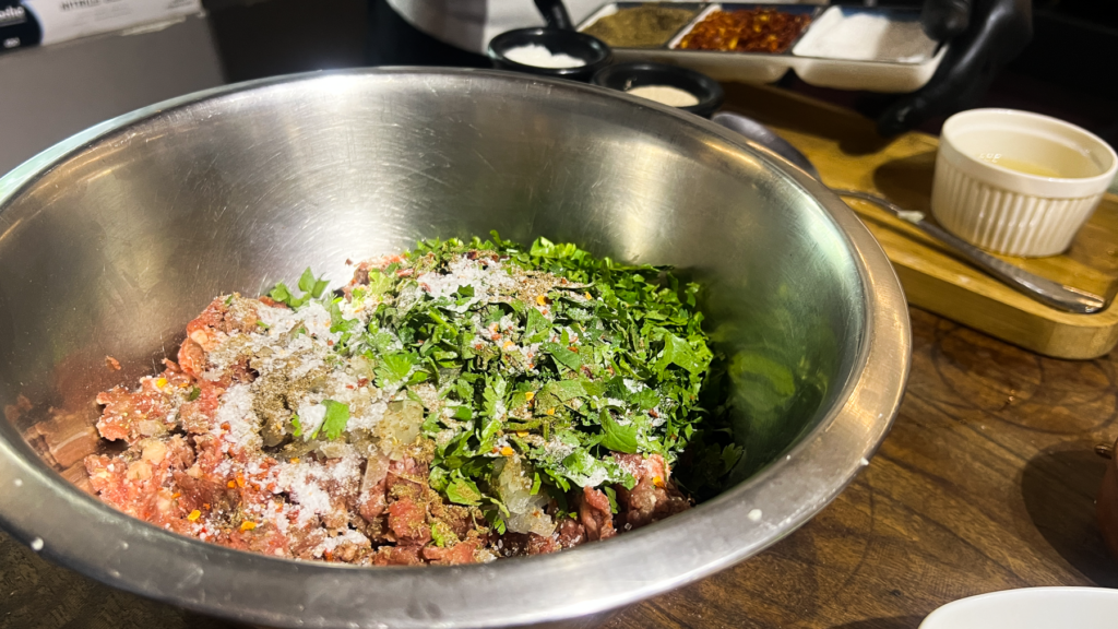 Opskrift på Klassisk Georgisk Dumpling – Khinkali Når man rejser i Georgien, er der én ret, man næsten ikke kan undgå at støde på – de ikoniske Khinkali. Den georgisk delikatesse, Khinkali, er en vidunderlig dumpling, der kombinerer en saftig kødfyldning med en smagfuld bouillon. De er både en kulinarisk oplevelse og en vigtig del af den georgiske madkultur. Jeg smagte dem første gang under min første rejse til Georgien og siden har jeg spist utallige af dem, med alle former for fyld. Med tiden blev min kærlighed til de georgiske khinkalis så stor, at jeg Her deler jeg min opskrift på de klassiske Khinkali, så du selv kan prøve kræfter med at lave dem derhjemme – og få en bid af Georgien i dit eget køkken. Ingredienser Dej • 12 dl mel • 3 dl lunkent vand • 1 teskefuld salt Du kan også bruge færdige dumpling-dejplader Fyld • 500 g hakket kød (okse, lam, svin eller en blanding) • 1 stort løg (finthakket) • 2 tsk chiliflager eller pulver • 2 tsk salt • 2 tsk peber • 2 tsk spidskommen • 2 tsk koriander Fremgangsmåde Forbered dejen: Hæld vand og salt i melet og ælt det godt. Dejen skal være fast. Dæk dejen og stil den i køleskabet i 2 timer. Ælt den derefter igen og lad den hvile yderligere 1 time. Tag dejen ud, rul den ud til ca. 1 cm tykkelse, og skær den i 20 portioner. Rul hver portion ud til en cirkel på 13-15 cm i diameter. Lav fyldet: Bland det hakkede kød med løg, krydderier og en smule vand for at skabe en saftig fyldning. Fyld og form dumplings: Læg en stor skefuld fyld i midten af hver dejcirkel. Saml kanterne og fold dem omhyggeligt for at lave små "folder", indtil dumplingen er lukket i en rørform. Drej og fjern overskydende dej for at forsegle toppen, så den ikke åbner sig når de koges. Kogning: Når alle khinkalis er samlet, så bringes en stor gryde med saltet vand i kog. Drop khinkalierne/dumplingsene forsigtigt i vandet og rør rundt for at undgå, at de klistrer sammen. Kog dem i ca. 7 minutter, indtil de flyder op til toppen af vandet. Så snart de er taget op ad det kogende vand er de klar til servering. Hvordan man spiser Khinkali Ligesom der er en helt speciel teknik til hvordan man laver khinkali, så er der også en helt bestemt teknik til hvordan man spiser de georgiske dumplings. For at spise khinkali på georgisk manér gør du følgende: • Hold dumplingen i den øverste foldede del og vend den på hoveder, så den ligner en svamp. • Tag en lille bid af siden og sug bouillonen ud. Husk at suge væsken ud så snart du har taget en bid, eller løber væsken ud over det hele. • Spis resten, men lad den øverste "knude" ligge – den anses for at være et "håndtag" og spises normalt ikke, selvom man godt kan. Georgisk opskrift, opskrifter på Georgisk mad, georgisk hovedret, georgiske madguide, madguide fra Georgien, georgisk mad du skal smage, georgisk mad, mad fra Georgien, madguide fra Georgien, georgisk mad du skal smage, Khinkali, traditionel georgisk dumpling, nationalret i Georgien, saftige dumplings med krydret kød, Khinkali fra Tbilisi, georgisk madkultur, håndlavede dumplings med bouillonfyld, oplevelser i georgisk køkken, must-try ret i Georgien, georgisk comfort food, Khinkali spises med hænder,