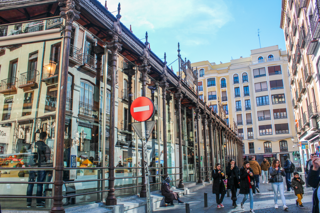 Mercado de San Miguel, Madrids bedste tapasmarked, gourmetmarked i Madrid centrum, spansk madmarked med tapas og specialiteter, seværdighed i Madrid, tapas og vin i smukke historiske omgivelser, markedsoplevelser i Spanien, spanske oste, skinke og skaldyr, must-visit for madelskere i Madrid, Mercado de San Miguel oplevelser, foodie guide Madrid, Seværdigheder i Madrid, oplevelser i Spaniens hovedstad, Madrid rejseguide,