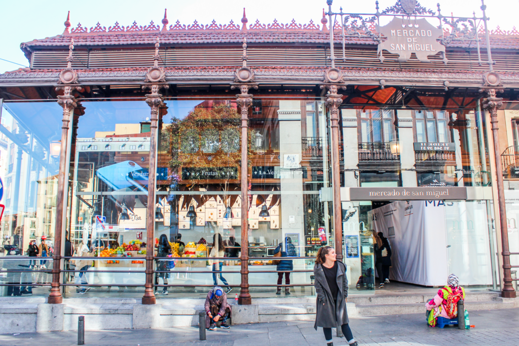 Mercado de San Miguel, Madrids bedste tapasmarked, gourmetmarked i Madrid centrum, spansk madmarked med tapas og specialiteter, seværdighed i Madrid, tapas og vin i smukke historiske omgivelser, markedsoplevelser i Spanien, spanske oste, skinke og skaldyr, must-visit for madelskere i Madrid, Mercado de San Miguel oplevelser, foodie guide Madrid, Seværdigheder i Madrid, oplevelser i Spaniens hovedstad, Madrid rejseguide,