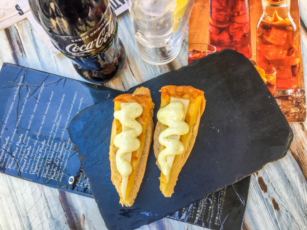 Mercado de San Miguel, Madrids bedste tapasmarked, gourmetmarked i Madrid centrum, spansk madmarked med tapas og specialiteter, seværdighed i Madrid, tapas og vin i smukke historiske omgivelser, markedsoplevelser i Spanien, spanske oste, skinke og skaldyr, must-visit for madelskere i Madrid, Mercado de San Miguel oplevelser, foodie guide Madrid, Seværdigheder i Madrid, oplevelser i Spaniens hovedstad, Madrid rejseguide,