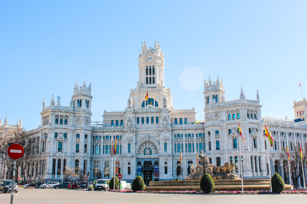 Madrids rådhus, Ayuntamiento de Madrid, Palacio de Cibeles, imponerende rådhusbygning i Madrid, must-see attraktion i Madrid, seværdighed i Madrid centrum, must-see oplevelse i Madrid, must-see i Madrid, historiske og kulturelle oplevelser i Madrid centrum, Seværdigheder i Madrid, oplevelser i Spaniens hovedstad, Madrid rejseguide,