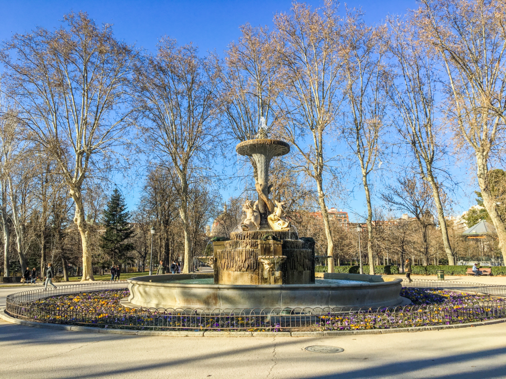 Parque del Retiro, Retiro-parken i Madrid, grøn oase i Spaniens hovedstad, historisk kongelig park, sø med robåde i Madrid, krystalfyret Palacio de Cristal, monumentet for Alfonso XII, seværdighed i Madrid centrum, afslapning og picnic i Retiro-parken, must-see park i Madrid, naturoplevelse midt i storbyen, seværdighed i Madrid centrum, must-see oplevelse i Madrid, must-see i Madrid, historiske og kulturelle oplevelser i Madrid centrum, Seværdigheder i Madrid, oplevelser i Spaniens hovedstad, Madrid rejseguide,