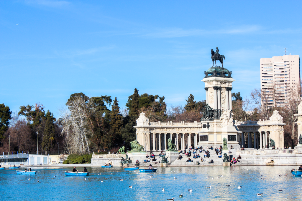 Parque del Retiro, Retiro-parken i Madrid, grøn oase i Spaniens hovedstad, historisk kongelig park, sø med robåde i Madrid, krystalfyret Palacio de Cristal, monumentet for Alfonso XII, seværdighed i Madrid centrum, afslapning og picnic i Retiro-parken, must-see park i Madrid, naturoplevelse midt i storbyen, seværdighed i Madrid centrum, must-see oplevelse i Madrid, must-see i Madrid, historiske og kulturelle oplevelser i Madrid centrum, Seværdigheder i Madrid, oplevelser i Spaniens hovedstad, Madrid rejseguide,
