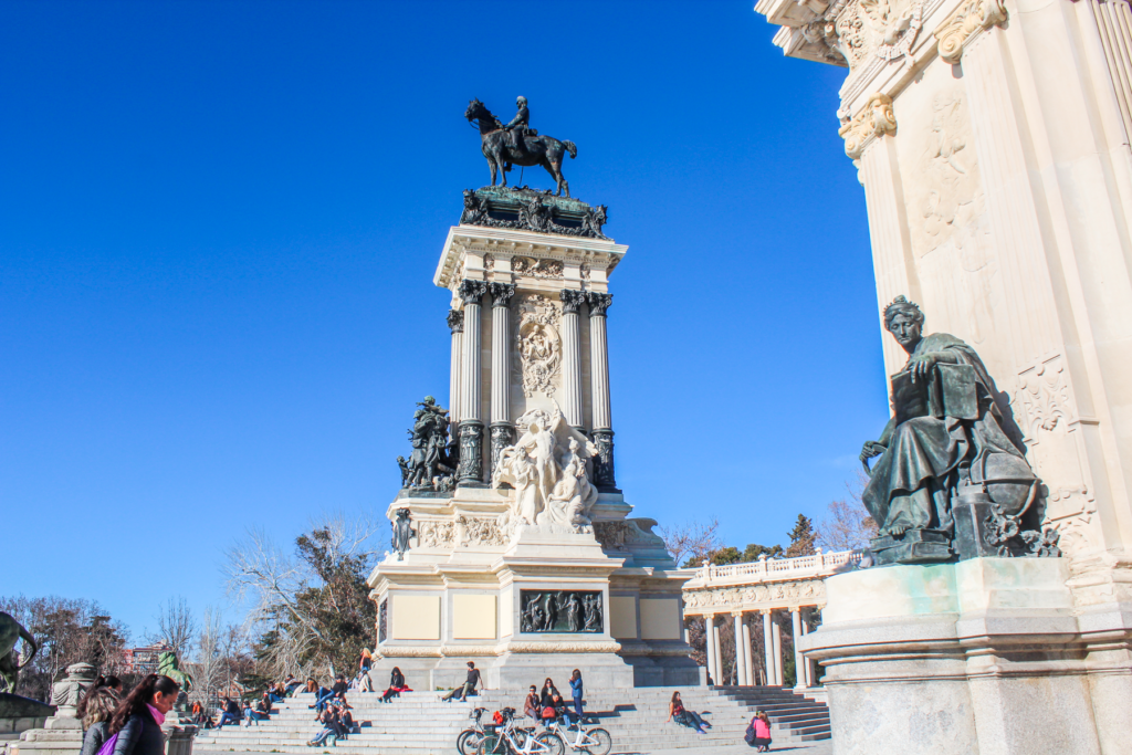 Parque del Retiro, Retiro-parken i Madrid, grøn oase i Spaniens hovedstad, historisk kongelig park, sø med robåde i Madrid, krystalfyret Palacio de Cristal, monumentet for Alfonso XII, seværdighed i Madrid centrum, afslapning og picnic i Retiro-parken, must-see park i Madrid, naturoplevelse midt i storbyen, seværdighed i Madrid centrum, must-see oplevelse i Madrid, must-see i Madrid, historiske og kulturelle oplevelser i Madrid centrum, Seværdigheder i Madrid, oplevelser i Spaniens hovedstad, Madrid rejseguide,