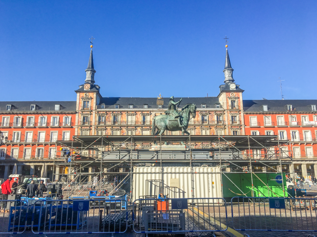 Plaza Mayor i Madrid, historisk torv i Spaniens hovedstad, seværdighed i Madrid centrum, arkader og caféer omkring pladsen, oplevelser i Madrid, fotospot i det gamle Madrid, kulturelt mødested i Madrid, must-see attraktion i Madrid, seværdighed i Madrid centrum, must-see oplevelse i Madrid, must-see i Madrid, historiske og kulturelle oplevelser i Madrid centrum, Seværdigheder i Madrid, oplevelser i Spaniens hovedstad, Madrid rejseguide,
