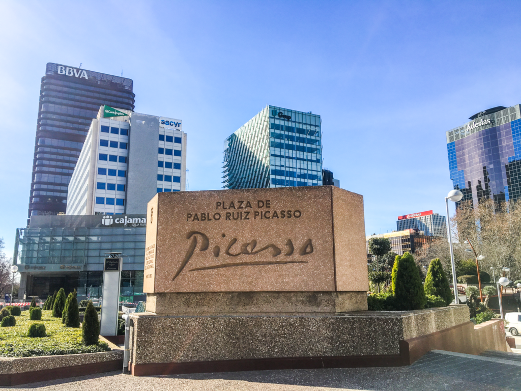 Seværdigheder i Madrid, oplevelser i Spaniens hovedstad, historiske og kulturelle attraktioner i Madrid, Prado-museet, Reina Sofía og Thyssen-Bornemisza, Palacio Real de Madrid, Puerta del Sol og Plaza Mayor, Retiro-parken og Palacio de Cristal, Santiago Bernabéu stadion, Gran Vía shopping og underholdning, Debod-templet, must-see attraktion i Madrid, seværdighed i Madrid centrum, must-see oplevelse i Madrid, must-see i Madrid, historiske og kulturelle oplevelser i Madrid centrum, Seværdigheder i Madrid, oplevelser i Spaniens hovedstad, Madrid rejseguide,