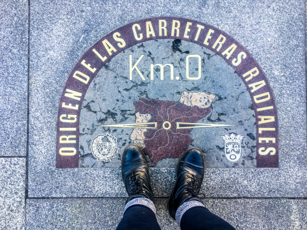 Puerta del Sol, kendt plads i Madrid, centrum af Spaniens hovedstad, kilometer nul for Spanien, ikoniske bygninger og urtårn, seværdighed i Madrid centrum, statuen El Oso y El Madroño, historisk og kulturelt centrum i Madrid, must-see oplevelse i Madrid, must-see i Madrid, historiske og kulturelle oplevelser i Madrid centrum, Seværdigheder i Madrid, oplevelser i Spaniens hovedstad, Madrid rejseguide,