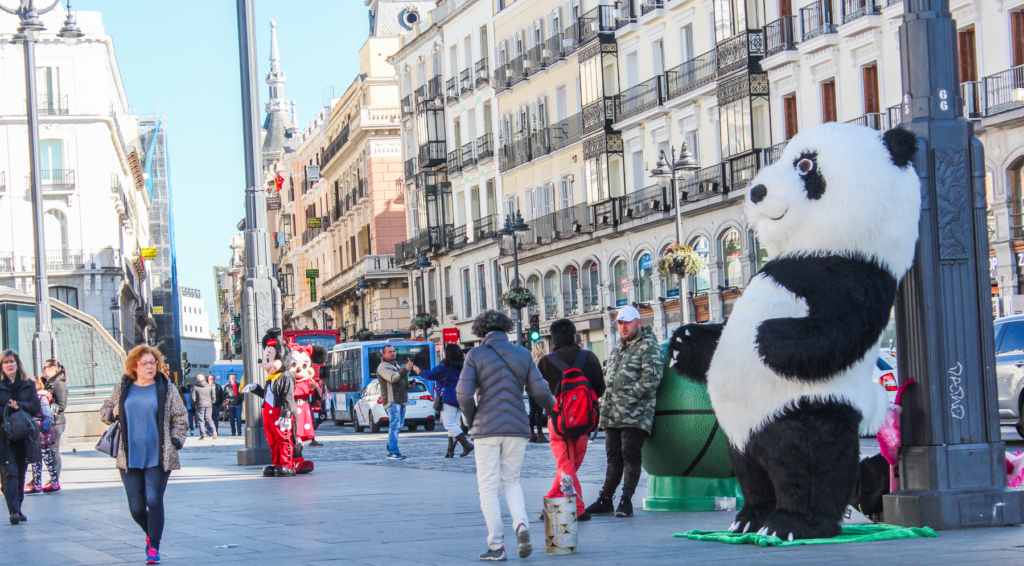Puerta del Sol, kendt plads i Madrid, centrum af Spaniens hovedstad, kilometer nul for Spanien, ikoniske bygninger og urtårn, seværdighed i Madrid centrum, statuen El Oso y El Madroño, historisk og kulturelt centrum i Madrid, must-see oplevelse i Madrid, must-see i Madrid, historiske og kulturelle oplevelser i Madrid centrum, Seværdigheder i Madrid, oplevelser i Spaniens hovedstad, Madrid rejseguide,