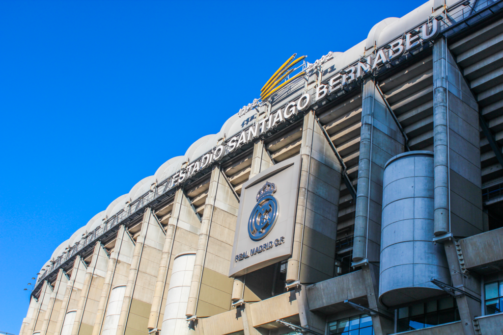 Santiago Bernabéu, Real Madrids fodboldstadion, ikonisk stadion i Madrid, hjemmebane for Real Madrid CF, seværdighed for fodboldfans i Madrid, stadionrundvisning og museum, historiske kampe og store fodboldøjeblikke, oplevelser på Santiago Bernabéu, fodboldkultur i Spaniens hovedstad, must-see for sportsinteresserede i Madrid, stadion i hjertet af Madrid.