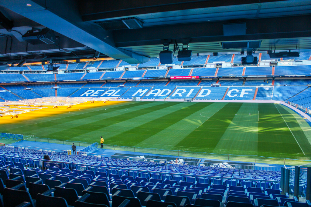 Santiago Bernabéu, Real Madrids fodboldstadion, ikonisk stadion i Madrid, hjemmebane for Real Madrid CF, seværdighed for fodboldfans i Madrid, stadionrundvisning og museum, historiske kampe og store fodboldøjeblikke, oplevelser på Santiago Bernabéu, fodboldkultur i Spaniens hovedstad, must-see for sportsinteresserede i Madrid, stadion i hjertet af Madrid.