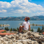 Seværdigheder i Isparta, oplevelser i Isparta Tyrkiet, rosensæson i Isparta, lavendelmarker i Kuyucak, Eğirdir Søen, Davraz Ski Resort, historiske ruiner i Antiokheia Pisidia, naturoplevelser i det sydlige Tyrkiet, kulturelle seværdigheder i Isparta, rejseguide til Isparta, spændende steder at besøge i Isparta-regionen, Eğirdir i Isparta, Eğirdir Søen, naturoplevelser i Tyrkiet, sø og bjerge i Isparta-provinsen, fiskerlandsby ved Eğirdir, seværdigheder i Isparta, Eğirdir halvø og gamle bydel, fredelig ferie i det sydlige Tyrkiet, oplevelser ved søen, natur og afslapning i Tyrkiet, rejseguide til Eğirdir