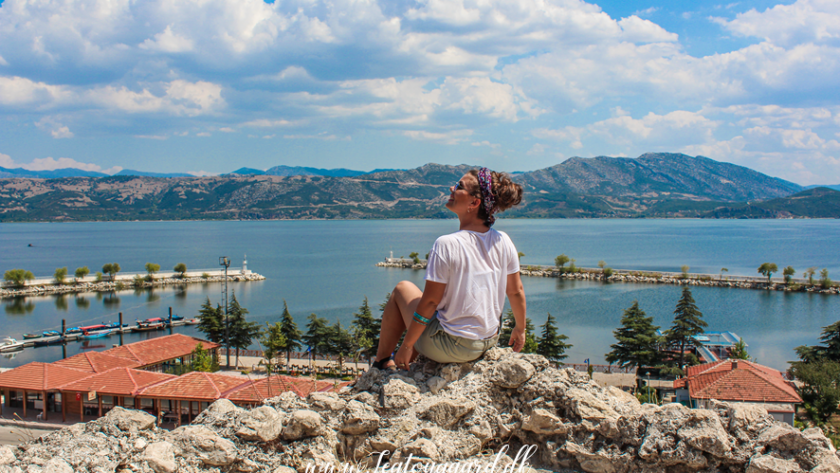 Seværdigheder i Isparta, oplevelser i Isparta Tyrkiet, rosensæson i Isparta, lavendelmarker i Kuyucak, Eğirdir Søen, Davraz Ski Resort, historiske ruiner i Antiokheia Pisidia, naturoplevelser i det sydlige Tyrkiet, kulturelle seværdigheder i Isparta, rejseguide til Isparta, spændende steder at besøge i Isparta-regionen, Eğirdir i Isparta, Eğirdir Søen, naturoplevelser i Tyrkiet, sø og bjerge i Isparta-provinsen, fiskerlandsby ved Eğirdir, seværdigheder i Isparta, Eğirdir halvø og gamle bydel, fredelig ferie i det sydlige Tyrkiet, oplevelser ved søen, natur og afslapning i Tyrkiet, rejseguide til Eğirdir