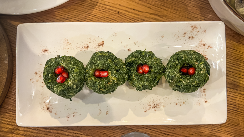 Georgisk pkhali, traditionelle georgiske forretter, spinat pkhali, rødbede pkhali, aubergine pkhali, valnøddebaserede retter fra Georgien, veganske specialiteter fra det georgiske køkken, farverige småretter med hvidløg og krydderier, klassiske forretter i en georgisk supra, sund og smagfuld georgisk mad, populære retter i Georgien, oplev det autentiske georgiske køkken med pkhali.