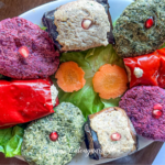 Georgisk pkhali, traditionelle georgiske forretter, spinat pkhali, rødbede pkhali, aubergine pkhali, valnøddebaserede retter fra Georgien, veganske specialiteter fra det georgiske køkken, farverige småretter med hvidløg og krydderier, klassiske forretter i en georgisk supra, sund og smagfuld georgisk mad, populære retter i Georgien, oplev det autentiske georgiske køkken med pkhali.