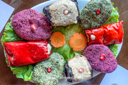 Georgisk pkhali, traditionelle georgiske forretter, spinat pkhali, rødbede pkhali, aubergine pkhali, valnøddebaserede retter fra Georgien, veganske specialiteter fra det georgiske køkken, farverige småretter med hvidløg og krydderier, klassiske forretter i en georgisk supra, sund og smagfuld georgisk mad, populære retter i Georgien, oplev det autentiske georgiske køkken med pkhali.