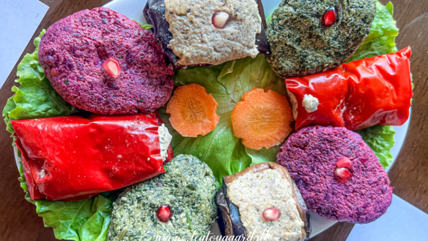 Georgisk pkhali, traditionelle georgiske forretter, spinat pkhali, rødbede pkhali, aubergine pkhali, valnøddebaserede retter fra Georgien, veganske specialiteter fra det georgiske køkken, farverige småretter med hvidløg og krydderier, klassiske forretter i en georgisk supra, sund og smagfuld georgisk mad, populære retter i Georgien, oplev det autentiske georgiske køkken med pkhali.