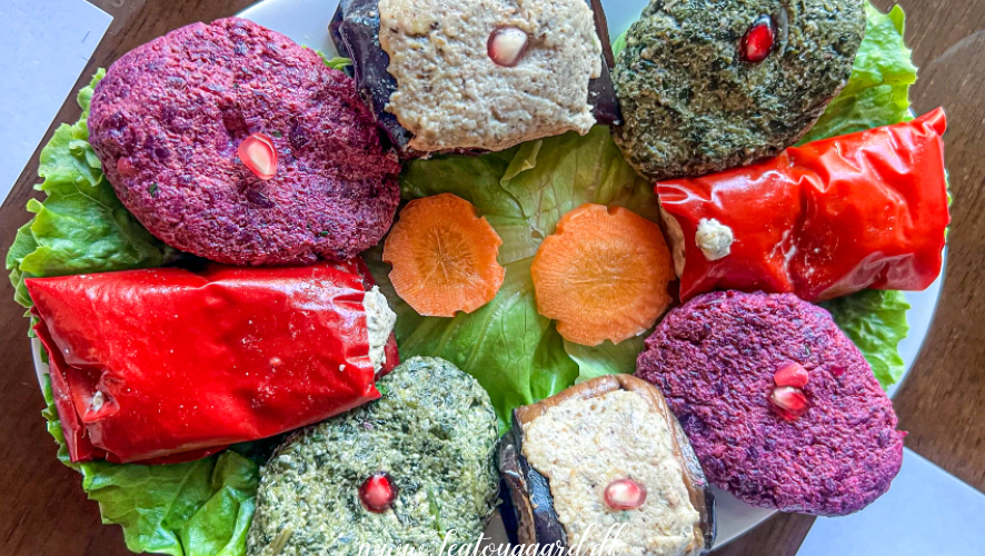 Georgisk pkhali, traditionelle georgiske forretter, spinat pkhali, rødbede pkhali, aubergine pkhali, valnøddebaserede retter fra Georgien, veganske specialiteter fra det georgiske køkken, farverige småretter med hvidløg og krydderier, klassiske forretter i en georgisk supra, sund og smagfuld georgisk mad, populære retter i Georgien, oplev det autentiske georgiske køkken med pkhali.