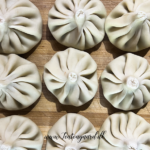 Opskrift på Klassisk Georgisk Dumpling – Khinkali Når man rejser i Georgien, er der én ret, man næsten ikke kan undgå at støde på – de ikoniske Khinkali. Den georgisk delikatesse, Khinkali, er en vidunderlig dumpling, der kombinerer en saftig kødfyldning med en smagfuld bouillon. De er både en kulinarisk oplevelse og en vigtig del af den georgiske madkultur. Jeg smagte dem første gang under min første rejse til Georgien og siden har jeg spist utallige af dem, med alle former for fyld. Med tiden blev min kærlighed til de georgiske khinkalis så stor, at jeg Her deler jeg min opskrift på de klassiske Khinkali, så du selv kan prøve kræfter med at lave dem derhjemme – og få en bid af Georgien i dit eget køkken. Ingredienser Dej • 12 dl mel • 3 dl lunkent vand • 1 teskefuld salt Du kan også bruge færdige dumpling-dejplader Fyld • 500 g hakket kød (okse, lam, svin eller en blanding) • 1 stort løg (finthakket) • 2 tsk chiliflager eller pulver • 2 tsk salt • 2 tsk peber • 2 tsk spidskommen • 2 tsk koriander Fremgangsmåde Forbered dejen: Hæld vand og salt i melet og ælt det godt. Dejen skal være fast. Dæk dejen og stil den i køleskabet i 2 timer. Ælt den derefter igen og lad den hvile yderligere 1 time. Tag dejen ud, rul den ud til ca. 1 cm tykkelse, og skær den i 20 portioner. Rul hver portion ud til en cirkel på 13-15 cm i diameter. Lav fyldet: Bland det hakkede kød med løg, krydderier og en smule vand for at skabe en saftig fyldning. Fyld og form dumplings: Læg en stor skefuld fyld i midten af hver dejcirkel. Saml kanterne og fold dem omhyggeligt for at lave små "folder", indtil dumplingen er lukket i en rørform. Drej og fjern overskydende dej for at forsegle toppen, så den ikke åbner sig når de koges. Kogning: Når alle khinkalis er samlet, så bringes en stor gryde med saltet vand i kog. Drop khinkalierne/dumplingsene forsigtigt i vandet og rør rundt for at undgå, at de klistrer sammen. Kog dem i ca. 7 minutter, indtil de flyder op til toppen af vandet. Så snart de er taget op ad det kogende vand er de klar til servering. Hvordan man spiser Khinkali Ligesom der er en helt speciel teknik til hvordan man laver khinkali, så er der også en helt bestemt teknik til hvordan man spiser de georgiske dumplings. For at spise khinkali på georgisk manér gør du følgende: • Hold dumplingen i den øverste foldede del og vend den på hoveder, så den ligner en svamp. • Tag en lille bid af siden og sug bouillonen ud. Husk at suge væsken ud så snart du har taget en bid, eller løber væsken ud over det hele. • Spis resten, men lad den øverste "knude" ligge – den anses for at være et "håndtag" og spises normalt ikke, selvom man godt kan. Georgisk opskrift, opskrifter på Georgisk mad, georgisk hovedret, georgiske madguide, madguide fra Georgien, georgisk mad du skal smage, georgisk mad, mad fra Georgien, madguide fra Georgien, georgisk mad du skal smage, Khinkali, traditionel georgisk dumpling, nationalret i Georgien, saftige dumplings med krydret kød, Khinkali fra Tbilisi, georgisk madkultur, håndlavede dumplings med bouillonfyld, oplevelser i georgisk køkken, must-try ret i Georgien, georgisk comfort food, Khinkali spises med hænder,