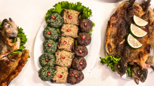 Georgisk pkhali, traditionelle georgiske forretter, spinat pkhali, rødbede pkhali, aubergine pkhali, valnøddebaserede retter fra Georgien, veganske specialiteter fra det georgiske køkken, farverige småretter med hvidløg og krydderier, klassiske forretter i en georgisk supra, sund og smagfuld georgisk mad, populære retter i Georgien, oplev det autentiske georgiske køkken med pkhali.