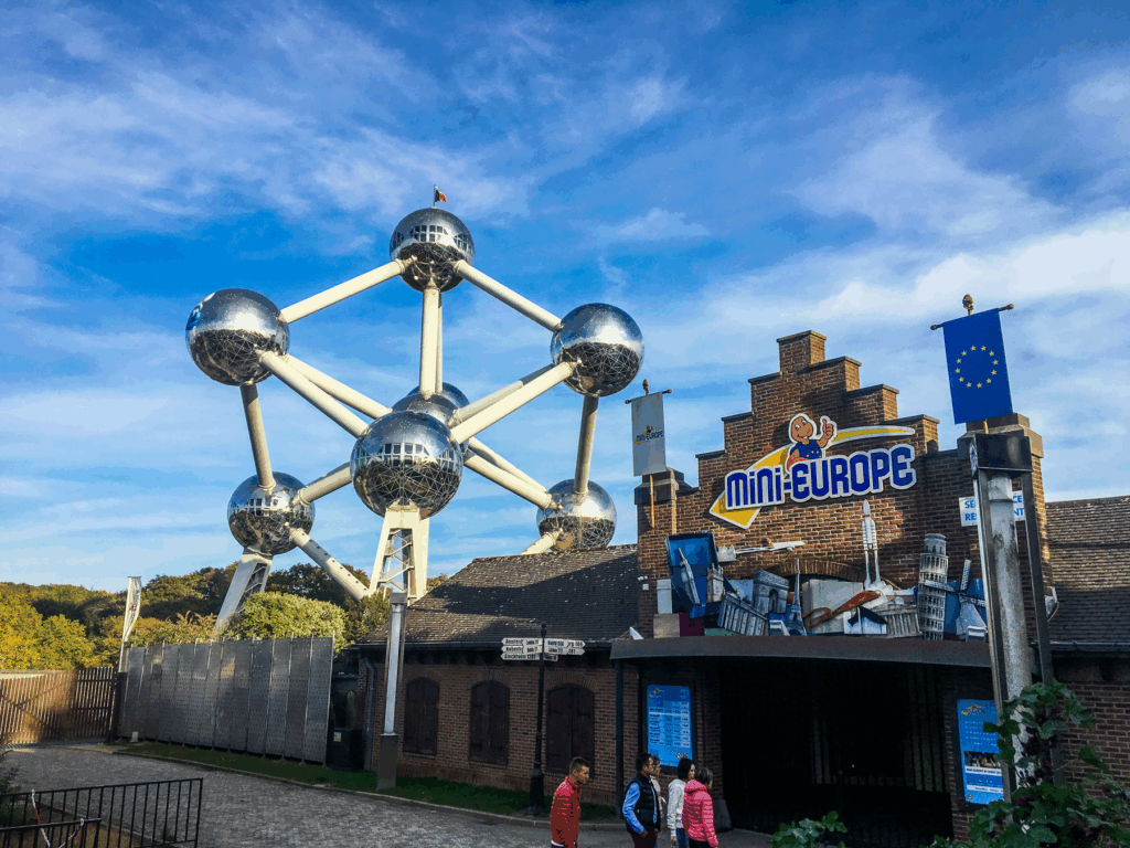 Atomium i Bruxelles, ikonisk vartegn i Belgien, futuristisk bygning fra Verdensudstillingen i 1958, 102 meter højt monument, formet som et jernkrystal, seværdighed i Bruxelles, oplevelser i Belgien, arkitektonisk mesterværk i Bruxelles, udsigtspunkt over byen, udstillinger og kunst i Atomium, belgisk ingeniørkunst, moderne arkitektur i Belgien, populære turistmål i Bruxelles, Atomium museum og restaurant, kendt symbol for Belgien