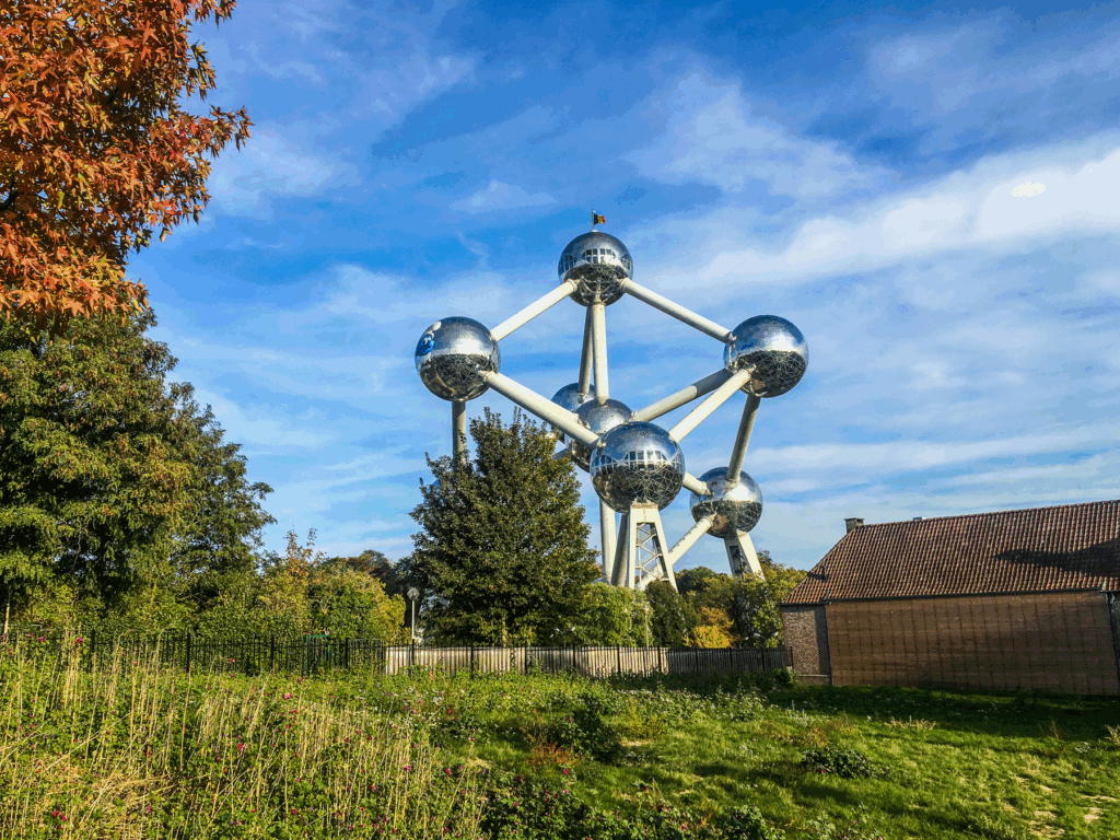 Atomium i Bruxelles, ikonisk vartegn i Belgien, futuristisk bygning fra Verdensudstillingen i 1958, 102 meter højt monument, formet som et jernkrystal, seværdighed i Bruxelles, oplevelser i Belgien, arkitektonisk mesterværk i Bruxelles, udsigtspunkt over byen, udstillinger og kunst i Atomium, belgisk ingeniørkunst, moderne arkitektur i Belgien, populære turistmål i Bruxelles, Atomium museum og restaurant, kendt symbol for Belgien