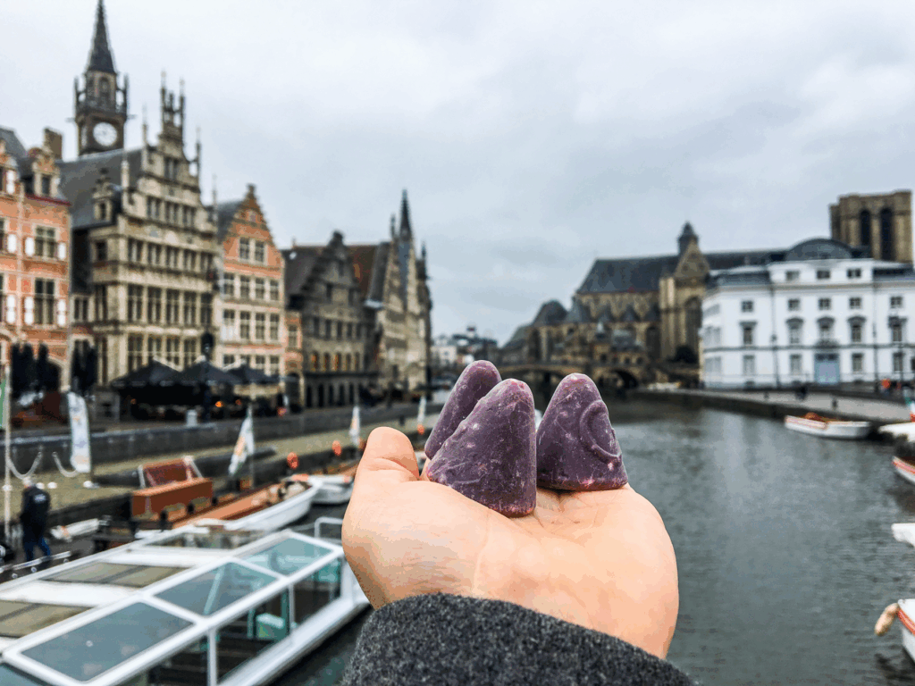 Belgien sjove fakta, Ghent Noses, cuberdons, Ghent Næser, Gentse Neuzen, neuzekes, søde specialiteter fra Belgien, lokale snacks i Gent, belgisk slik, seværdigheder og madoplevelser i Gent, typisk belgisk godteri, frugtgelé med hindbær og lakrids, traditionelle belgiske delikatesser, souvenirs fra Gent, madoplevelser i Belgien, streetfood i Gent, must-try snacks i Gent, søde oplevelser i Belgien, belgisk madkultur