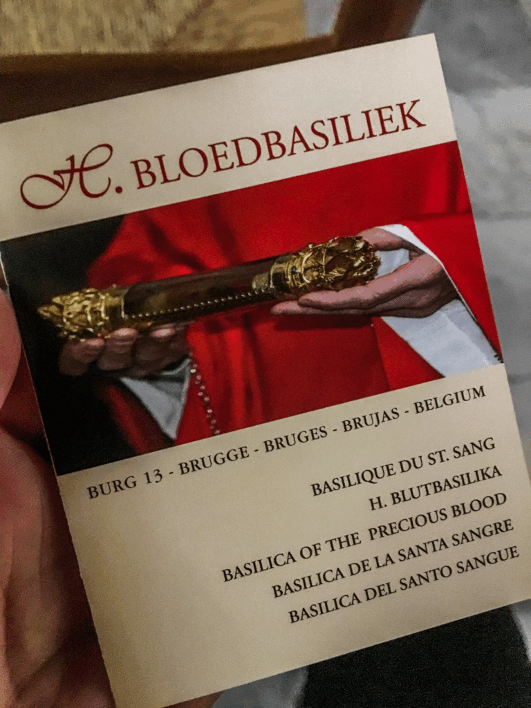 Basilica of the Holy Blood i Brugge, Heilig-Bloedbasiliek i Belgien, helligdom i Brugge centrum, relikvie af Kristi blod, religiøs seværdighed i Belgien, kirker i Brugge, gotisk og romansk kirke, pilgrimssted i Belgien, historisk basilika i Brugge, middelalderlig kirke i Flandern, oplevelser i Brugge, katolsk arkitektur i Belgien, turistmål i Brugge, religiøs kunst i Belgien, kirker og katedraler i Belgien