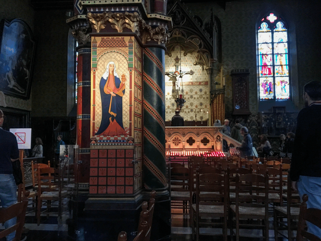 Basilica of the Holy Blood i Brugge, Heilig-Bloedbasiliek i Belgien, helligdom i Brugge centrum, relikvie af Kristi blod, religiøs seværdighed i Belgien, kirker i Brugge, gotisk og romansk kirke, pilgrimssted i Belgien, historisk basilika i Brugge, middelalderlig kirke i Flandern, oplevelser i Brugge, katolsk arkitektur i Belgien, turistmål i Brugge, religiøs kunst i Belgien, kirker og katedraler i Belgien