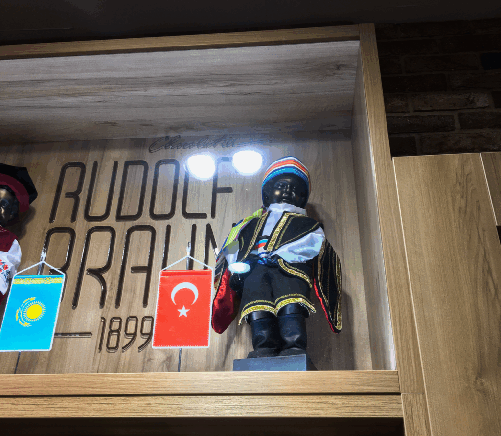 Manneken Pis, lille bronzestatue i Bruxelles, dreng der tisser, ikonisk seværdighed i Belgien, sjove oplevelser i Bruxelles, Manneken Pis i kostumer, historisk statue i Belgien, kendt attraktion i Bruxelles, turistmål i centrum af Bruxelles, belgisk humor i kunst, Manneken Pis seværdighed, symbol på Bruxelles, must-see i Belgien, berømt figur i Bruxelles, kultur og satire i Belgien, gratis museum belgium, belgium gratis museum, gratis seværdigheder bruxelle, gratis seværdigheder belgien,