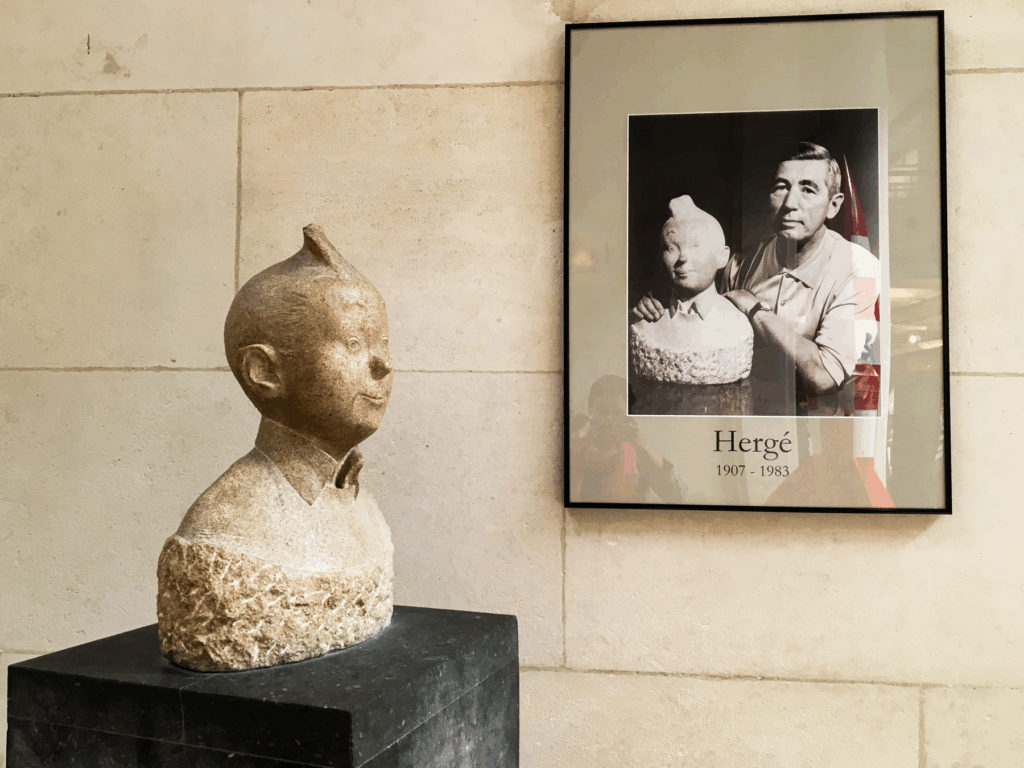 Tintin fra Belgien, tegneseriefigur skabt af Hergé, kendt belgisk tegneseriehelt, reporteren Tintin og hans hund Terry, Tintin-eventyr i hele verden, belgisk tegneseriekultur, klassiske Tintin-album, populære karakterer som Kaptajn Haddock og Professor Tournesol, ikonisk figur fra Bruxelles, Musée Hergé i Belgien, Tintin som kulturelt symbol, belgiske tegneserieklassikere, Tintin-film og animation, berømt belgisk litteratur, must-see for tegneseriefans i Belgien