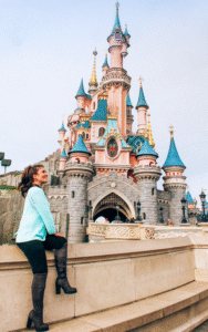 Disneyland Paris, forlystelsespark ved Paris, Torneroseslottet i Disneyland, Disneyfigurer og parader, Europas største temapark, oplevelser for børn i Paris, Walt Disney Studios Park, Disneyland attraktioner og shows, familieferie i Disneyland Paris, Mickey Mouse og prinsesser, magisk rejsemål i Frankrig, ferie med børn i Paris, Tea Tougaard rejser til Disneyland, Sjove fakta om Paris, overraskende ting om Paris, Paris trivia til rejseblog, Tea Tougaard rejseblog Paris, facts om Paris historie og hverdag, underholdende viden om Paris, ukendte seværdigheder i Paris, sjove rejseoplevelser i Paris.