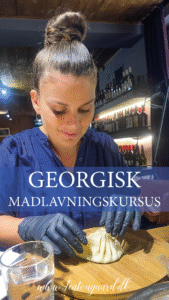 Georgisk madlavningskursus, lær at lave georgisk mad, madkursus i Georgien, georgisk køkken workshop, kogeskole i Tbilisi, kulinarisk oplevelse i Georgien, traditionel georgisk madlavning, lav khachapuri og khinkali, hands-on madkursus i Georgien, kulturel madoplevelse i Kaukasus, madlavningskursus med lokale ingredienser, georgisk gastronomi for rejsende, oplev det georgiske køkken, georgiske retter og madkultur, Tea Tougaard madoplevelser i Georgien, lær georgisk madlavning på rejsen