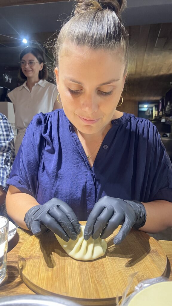 Georgisk madlavningskursus, lær at lave georgisk mad, madkursus i Georgien, georgisk køkken workshop, kogeskole i Tbilisi, kulinarisk oplevelse i Georgien, traditionel georgisk madlavning, lav khachapuri og khinkali, hands-on madkursus i Georgien, kulturel madoplevelse i Kaukasus, madlavningskursus med lokale ingredienser, georgisk gastronomi for rejsende, oplev det georgiske køkken, georgiske retter og madkultur, Tea Tougaard madoplevelser i Georgien, lær georgisk madlavning på rejsen