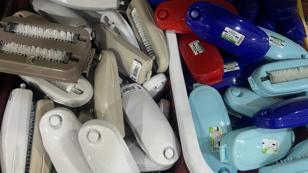 Gırgır manuel håndstøvsuger, tyrkisk gulvrens, traditionel tyrkisk rengøring, Gırgır rengøringsredskab, hånddrevet støvsuger fra Tyrkiet, tyrkiske husholdningsprodukter, retro rengøringsværktøj, tyrkisk hverdagshusholdning, rengøring i tyrkiske hjem, klassisk Gırgır fejemaskine, støvfjerner uden strøm, tyrkisk kultur og hverdagsliv, praktiske redskaber i Tyrkiet, rengøringstraditioner i tyrkiske familier, manuel støvsuger fra Mellemøsten, rengøring i Alanya hjem, tyrkiske vintage produkter, kendte tyrkiske husholdningsartikler