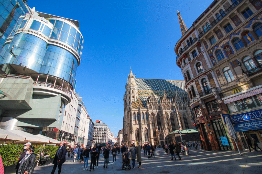 Stephansdom, Stefanskirken i Wien, St. Stephen’s Cathedral, seværdigheder i Wien, oplevelser i Østrig, historiske kirker i Wien, gotisk arkitektur i Østrig, must-see i Wien, turistattraktioner i Wien, religiøse monumenter i Østrig, kulturarv i Wien, Wiens domkirke, berømte vartegn i Wien, historiske seværdigheder i Østrig, sightseeing i Wien, ikoniske bygninger i Wien, kirker og katedraler i Østrig, Wiens skyline, kunst og historie i Wien.