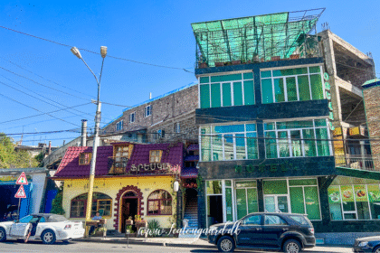 Restauranter i Jerevan, spisesteder i Armenien, bedste restauranter i Yerevan, armensk madkultur, traditionel og moderne armensk køkken, gourmetrestauranter i Jerevan, hvor skal man spise i Armenien, lokale og populære restauranter i Jerevan, madoplevelser i Armenien, topanbefalede restauranter Jerevan, fine dining i Yerevan, Tea Tougaard spiser i Armenien, madguide til Jerevan, autentiske spisesteder i Jerevan centrum