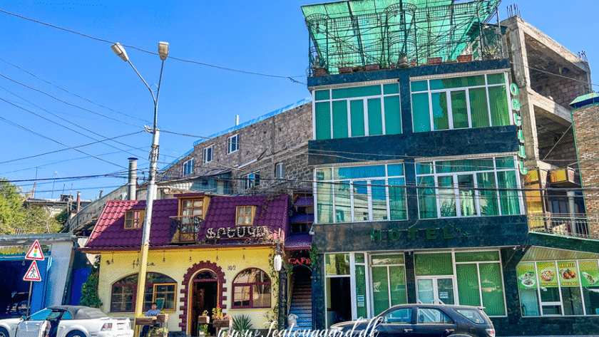 Restauranter i Jerevan, spisesteder i Armenien, bedste restauranter i Yerevan, armensk madkultur, traditionel og moderne armensk køkken, gourmetrestauranter i Jerevan, hvor skal man spise i Armenien, lokale og populære restauranter i Jerevan, madoplevelser i Armenien, topanbefalede restauranter Jerevan, fine dining i Yerevan, Tea Tougaard spiser i Armenien, madguide til Jerevan, autentiske spisesteder i Jerevan centrum