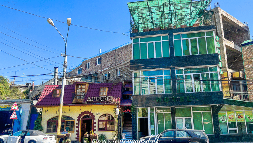 Restauranter i Jerevan, spisesteder i Armenien, bedste restauranter i Yerevan, armensk madkultur, traditionel og moderne armensk køkken, gourmetrestauranter i Jerevan, hvor skal man spise i Armenien, lokale og populære restauranter i Jerevan, madoplevelser i Armenien, topanbefalede restauranter Jerevan, fine dining i Yerevan, Tea Tougaard spiser i Armenien, madguide til Jerevan, autentiske spisesteder i Jerevan centrum